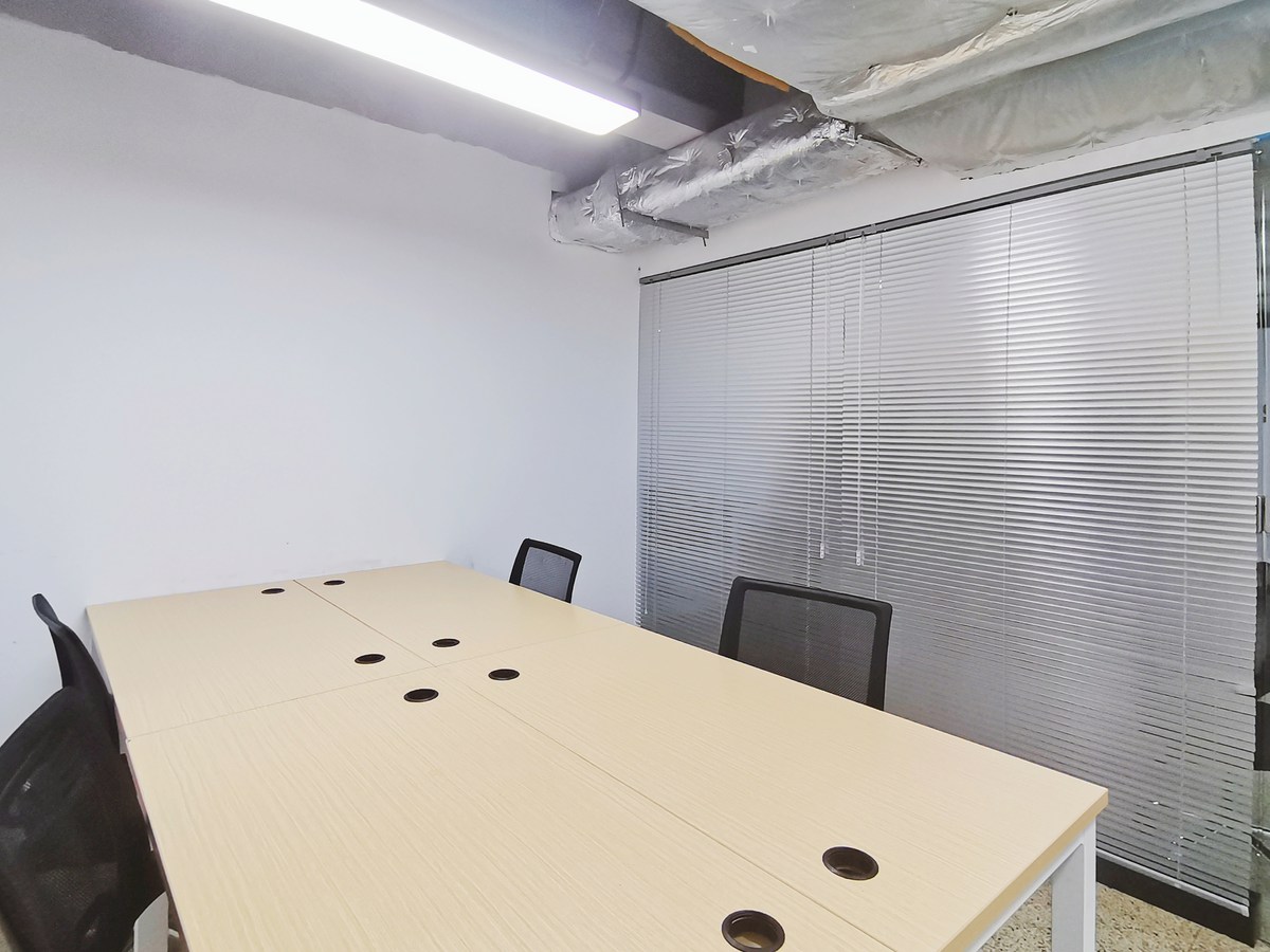 越秀广百4人精美玻璃房办公室