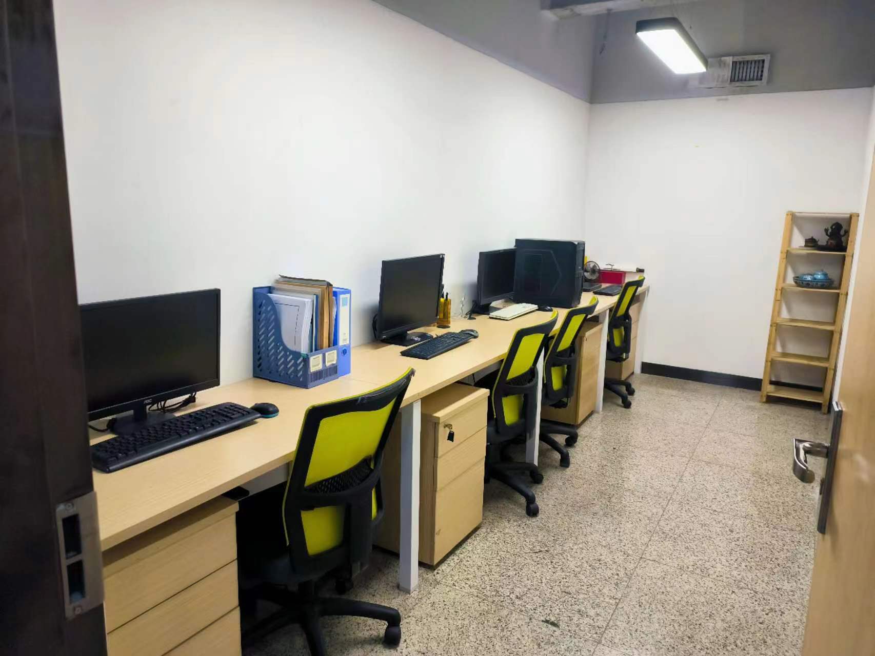 近公园前地铁口办公室出租，背靠北京路商圈，配套齐全